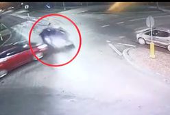 Nagle ford wyleciał z drogi. Ściął znak w powietrzu