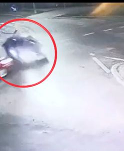 Nagle ford wyleciał z drogi. Ściął znak w powietrzu