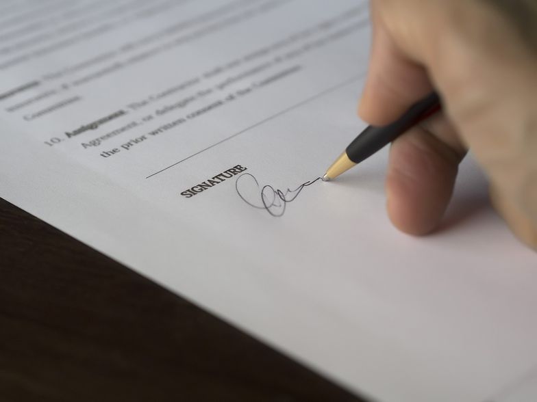 Aneks do umowy o pracę po podpisaniu przez pracownika staje się niodłączną częścią umowy