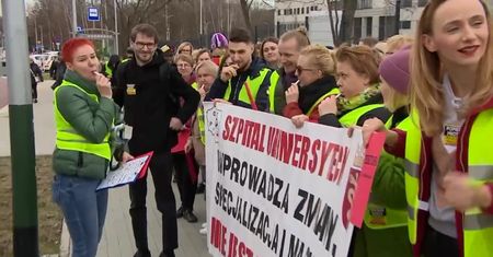 Protestują pielęgniarki największego szpitala w Polsce. Czerwone kartki dla dyrektora