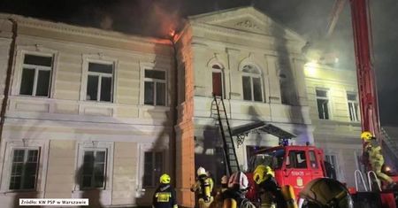 Pożar zabytkowego pałacu na Mazowszu. Strażakom udało się wynieść część mebli