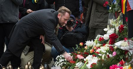 Kaczyński, Liroy i Korwin-Mikke pod Ambasadą Francji w Warszawie (ZDJĘCIA)