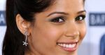 Freida Pinto zapatrzona w Charlize Theron