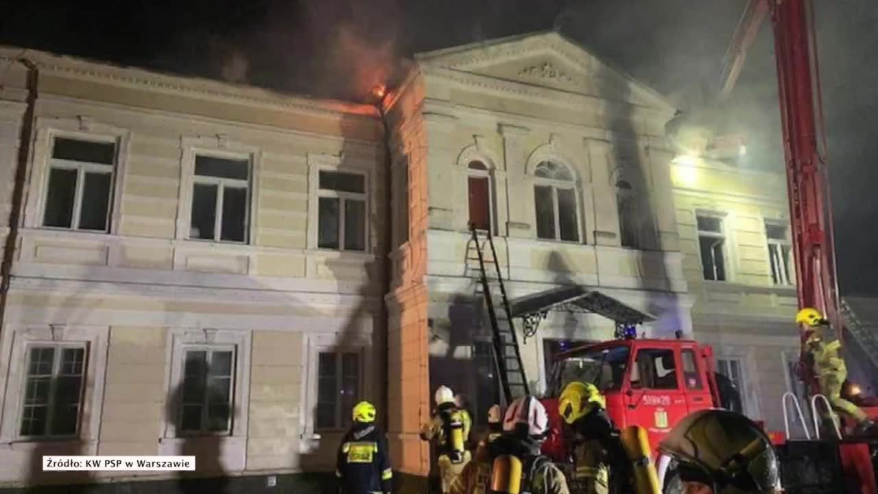 Pożar zabytkowego pałacu na Mazowszu. Strażakom udało się wynieść część mebli