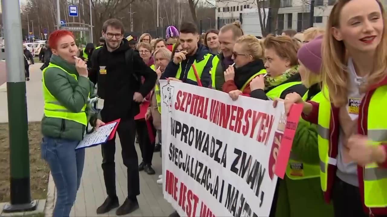 Protestują pielęgniarki największego szpitala w Polsce. Czerwone kartki dla dyrektora