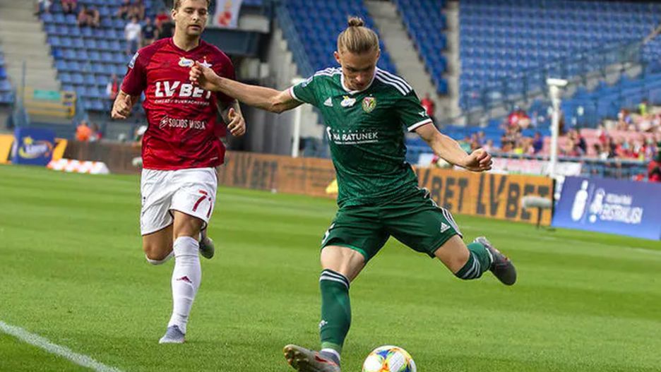 Wrocław. Piłkarz Śląska odchodzi do Norwich City FC (z prawej)
