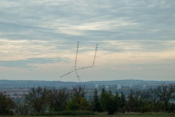 Były wyższe niż Wieża Eiffla. W Czechach zeszli się, by podziwiać ich detonację