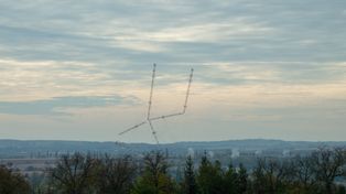 Były wyższe niż Wieża Eiffla. W Czechach zeszli się, by podziwiać ich detonację
