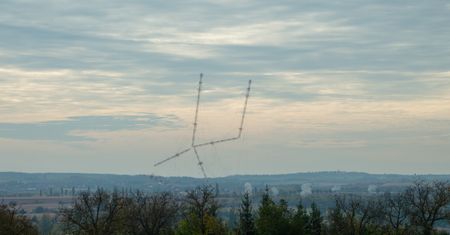 Były wyższe niż Wieża Eiffla. W Czechach zeszli się, by podziwiać ich detonację