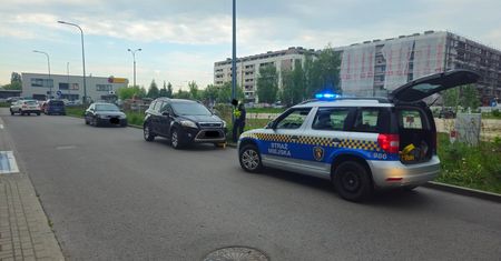 Mieszkańcowi przeszkadzały nieprawidłowo zaparkowane auta. Straż miejska założyła blokady na pięć samochodów