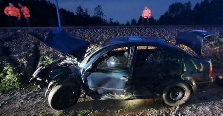 Samochód wpadł na torowisko. Kierowca stracił przytomność