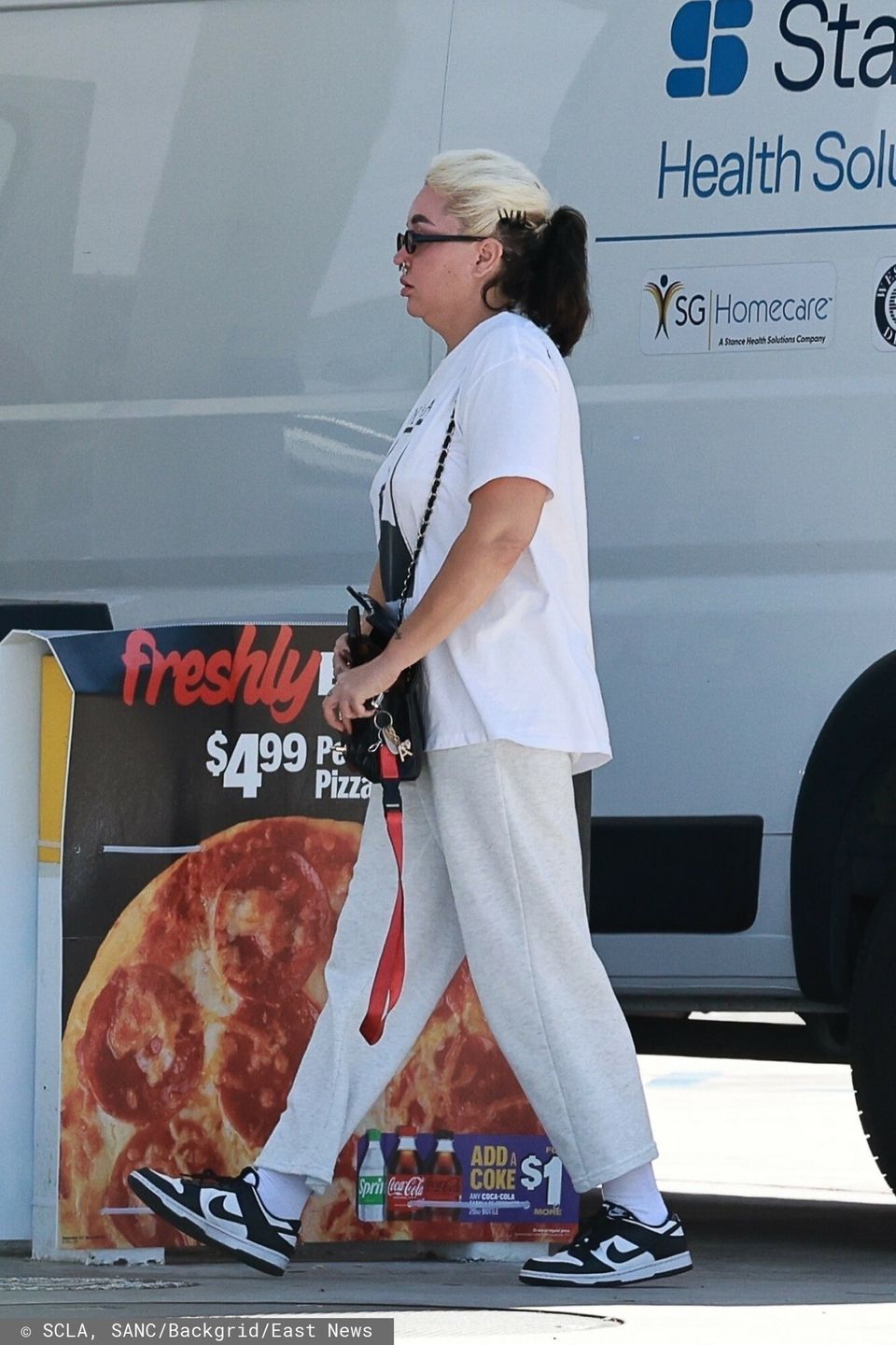 Amanda Bynes tankuje samochód