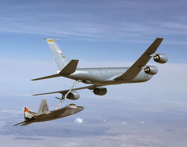 KC-135 przekazuje paliwo do samolotu F/A-22 Raptor