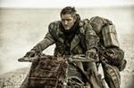 "Mad Max: Na drodze gniewu": Szalony Nicholas Hoult z Mad Maksem