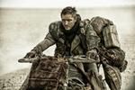 "Mad Max: Na drodze gniewu": Szalony Nicholas Hoult z Mad Maksem