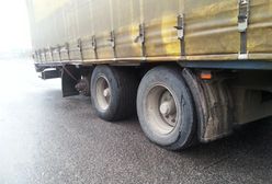 Inspektorzy ukarali kierowcę ciężarówki. Wiózł 24 tony nawozów, choć nie miał koła