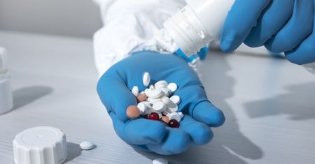 Lek przeciwko Covid-19. Merck podzieli się licencją na produkcję