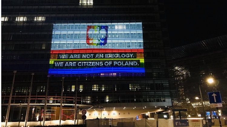 Tęczowy orzeł na budynku Komisji Europejskiej. "Stop strefom wolnym od LGBT w Polsce!"
