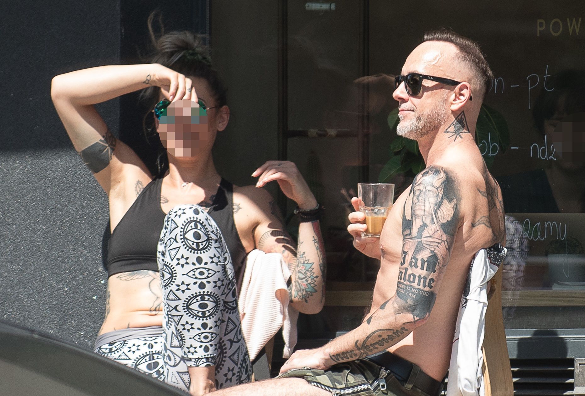 Nergal opala gołą klatę