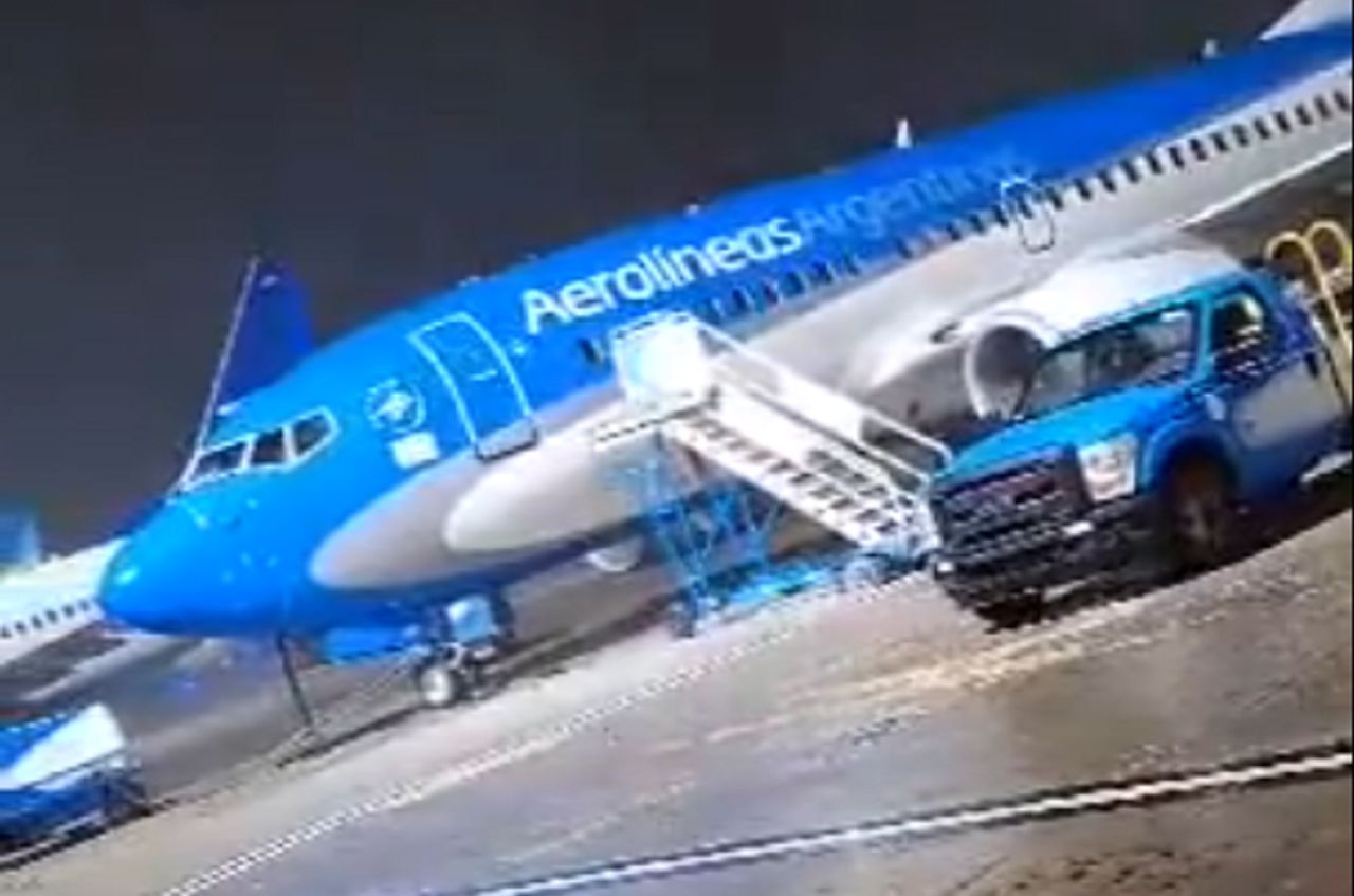 Moments of terror in Argentina. Wind blew away the airplane. There is a statement.