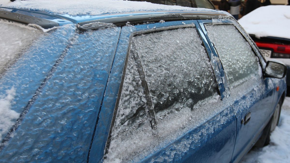 Zamarznięte drzwi i zamki to częsty problem kierowców zimą o poranku