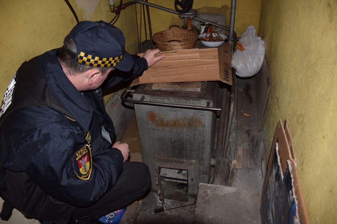 Tym ludzie palą w piecach. Mundurowi weszli do kamienicy w centrum Leszna