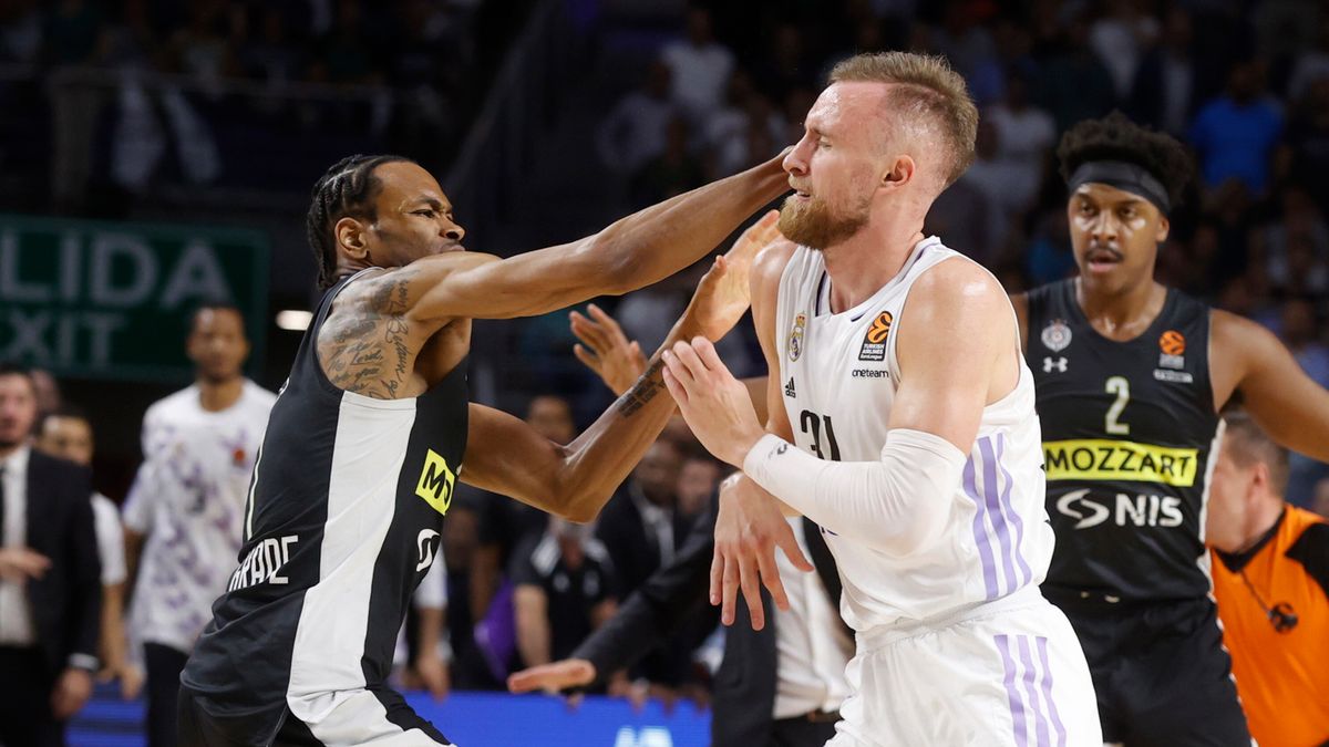 PAP/EPA / Juan Carlos Hidalgo / Na zdjęciu: Kevin Punter i Dzanan Musa 