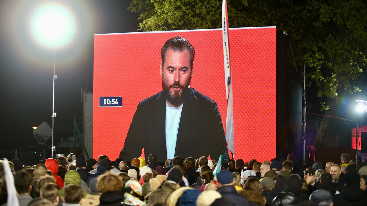 Końskie, 11.04.2025. Wybory Prezydenta RP 2025 - kampania. Na ekranie dziennikarz, kandydat w zbliżających się wyborach na prezydenta RP Krzysztof Stanowski podczas debaty prezydenckiej w Końskich, 11 bm. (ad) PAP/Adam Kumorowicz