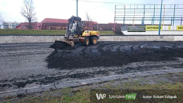 Na pilskim torze trwają końcowe prace przygotowujące nawierzchnię do zimy