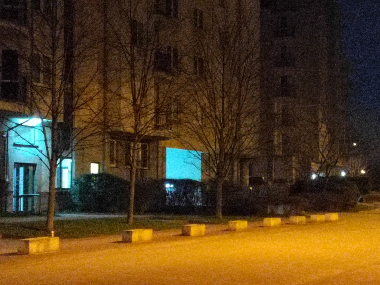 Zdjęcie nocne ze światłami ulicznymi w trybie Zdjęcie i UltraNight (po prawej). Obie fotografie na zoom x3. Tryb UltraNight rozjaśnia cienie, wygładza szumy, przez co fotografia jest lepsza w odbiorze, ale też troszeczkę ujmuje detali.