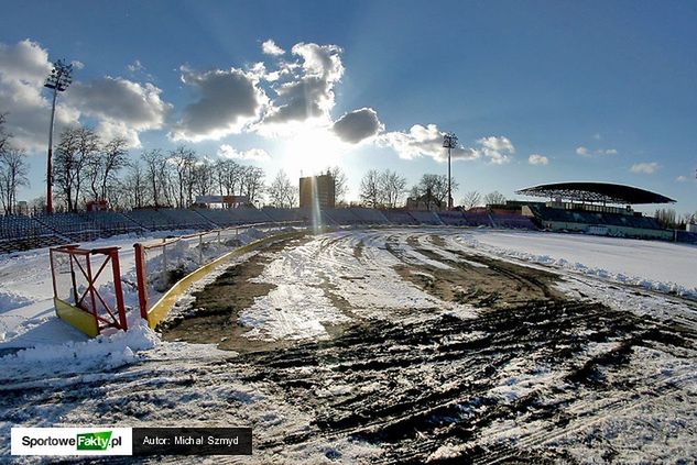 Pogoda wszystkim spłatała figla. Nie tak o tej porze roku powinny wyglądać stadiony żużlowe w Polsce.