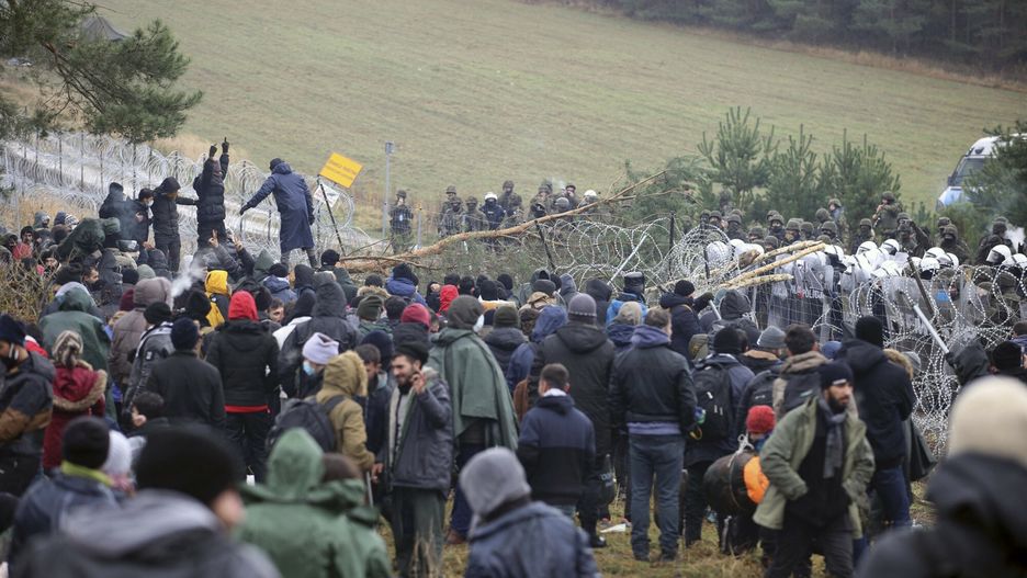 Bardzo napi?ta sytuacja na granicy polsko-bia?oruskiejMigrants from the Middle East and elsewhere gather at the Belarus-Poland border near Grodno, Belarus, Monday, Nov. 8, 2021. Poland increased security at its border with Belarus, on the European Union's eastern border, after a large group of migrants in Belarus appeared to be congregating at a crossing point, officials said Monday. The development appeared to signal an escalation of a crisis that has being going on for months in which the autocratic regime of Belarus has encouraged migrants from the Middle East and elsewhere to illegally enter the European Union, at first through Lithuania and Latvia and now primarily through Poland. (Leonid Shcheglov/BelTA via AP)BelTA