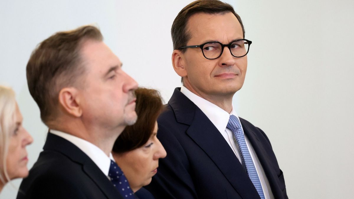 Premier Mateusz Morawiecki podpisał dwa rozporządzenia w sprawie "czternastek"