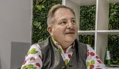 Głos Roberta Makłowicza rozbrzmi w autobusach. Uwielbiany król polskiego internetu w nowej roli