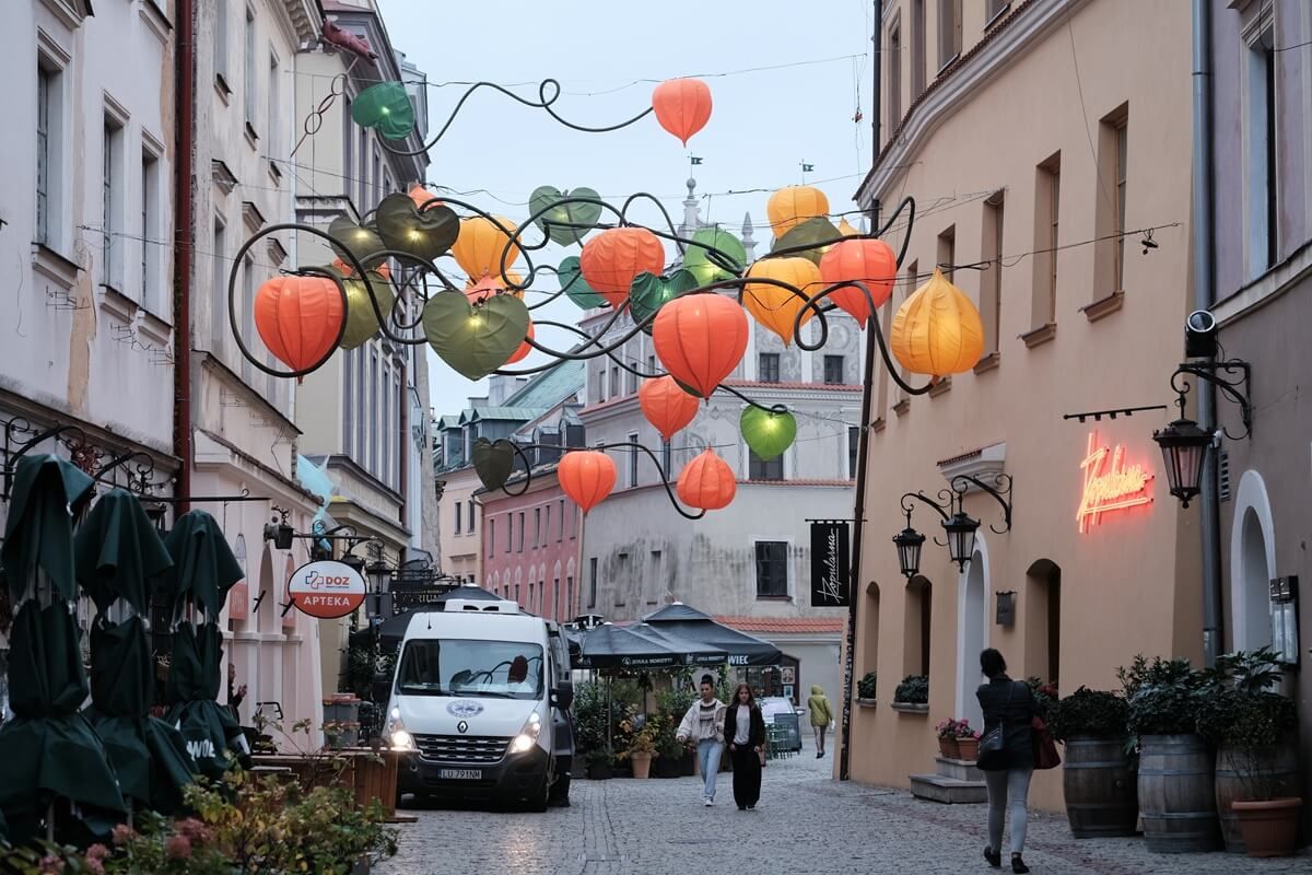 Miechunki zawisły nad Starym Miastem. Nowa instalacja Koziary cieszy oko mieszkańców i turystów | ZDJĘCIA