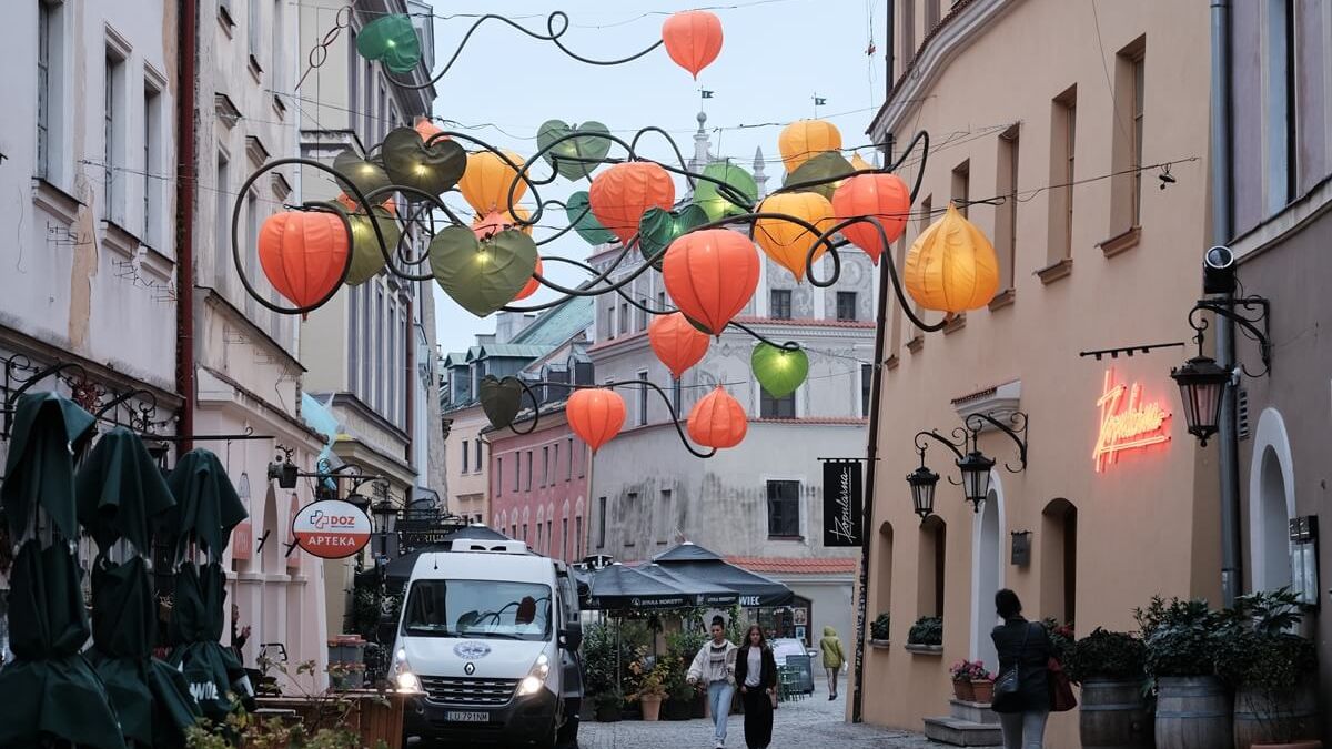 Instalacja "Jesienne miechunki" na Starym Mieście
