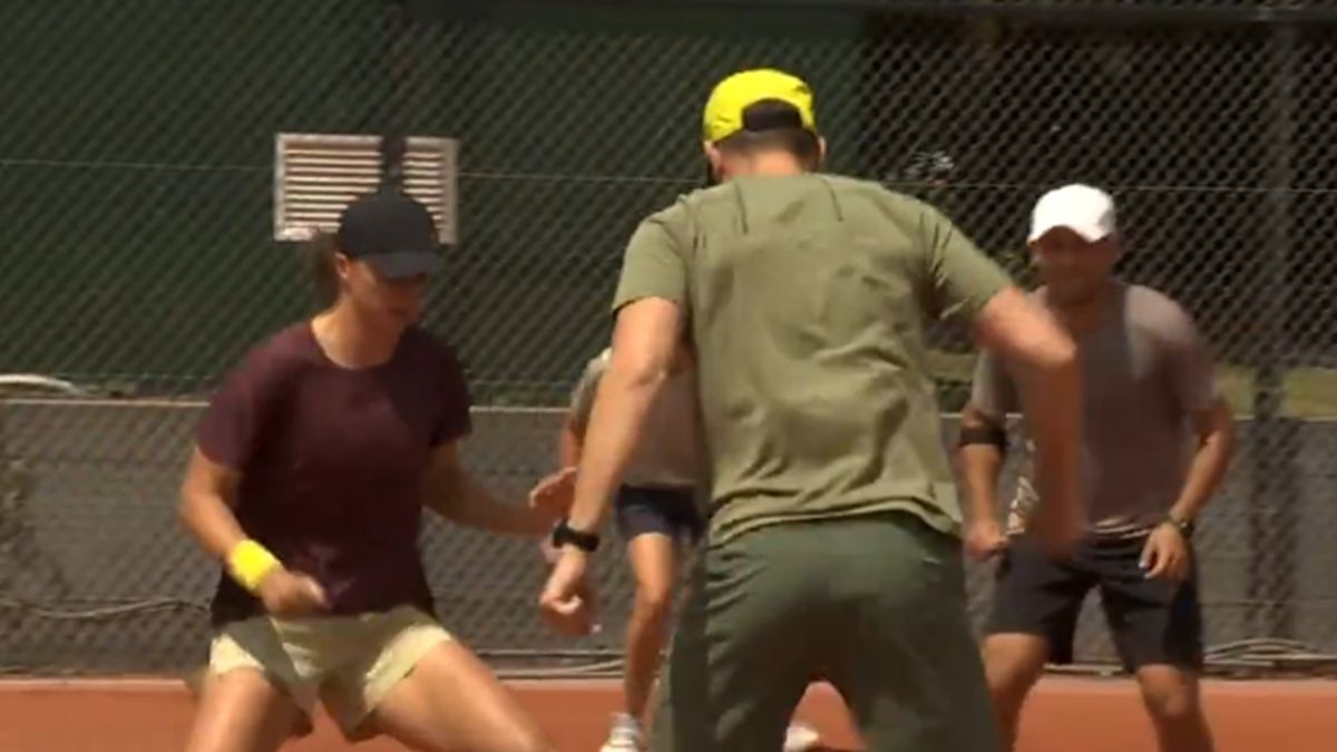 Twitter / Roland Garros / Na zdjęciu: Iga Świątek grająca w piłkę podczas treningu
