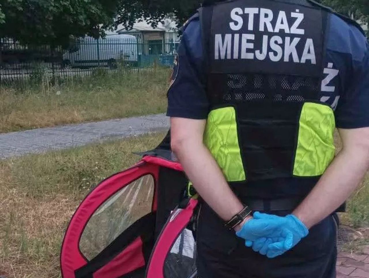 Warszawa. Pijany mężczyzna leżał na ścieżce rowerowej. Dwójka dzieci w przyczepce