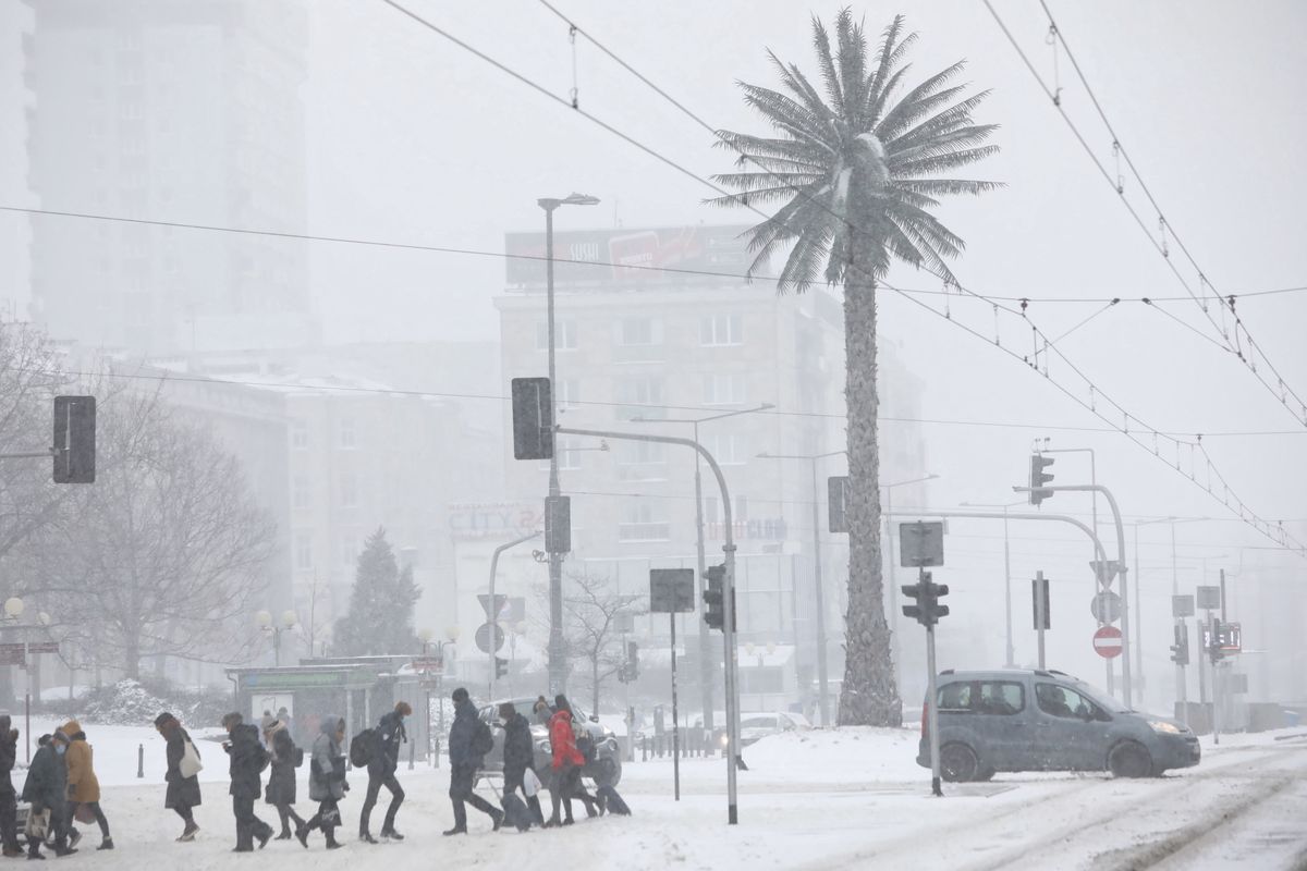Warszawa. Atak zimy. Na większości stołecznych ulic i chodników leży gruba warstwa śniegu