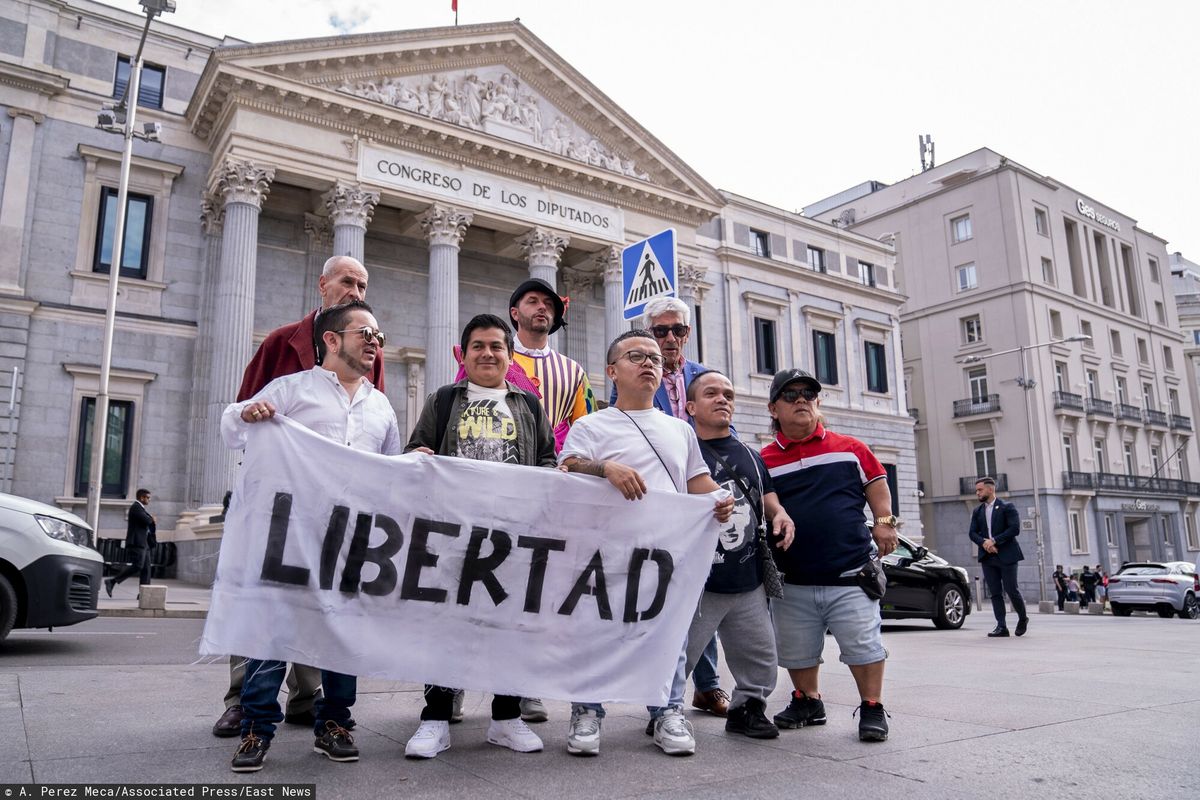 Karłowaci torreadorzy protestują przed parlamentem w Madrycie