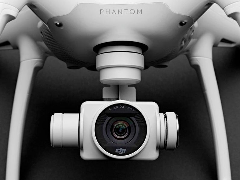 DJI Phantom 4 - flagowy dron, który wykrywa przeszkody, filmuje w 4K i może być sterowany tabletem 2