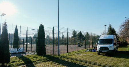 Modernizacja Orlika na Winiarach w finałowej fazie. Nowa nawierzchnia, budynek modułowy i siłownia terenowa jeszcze w tym roku
