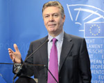 Bruksela broni komisarza De Guchta oskaronego o oszustwa