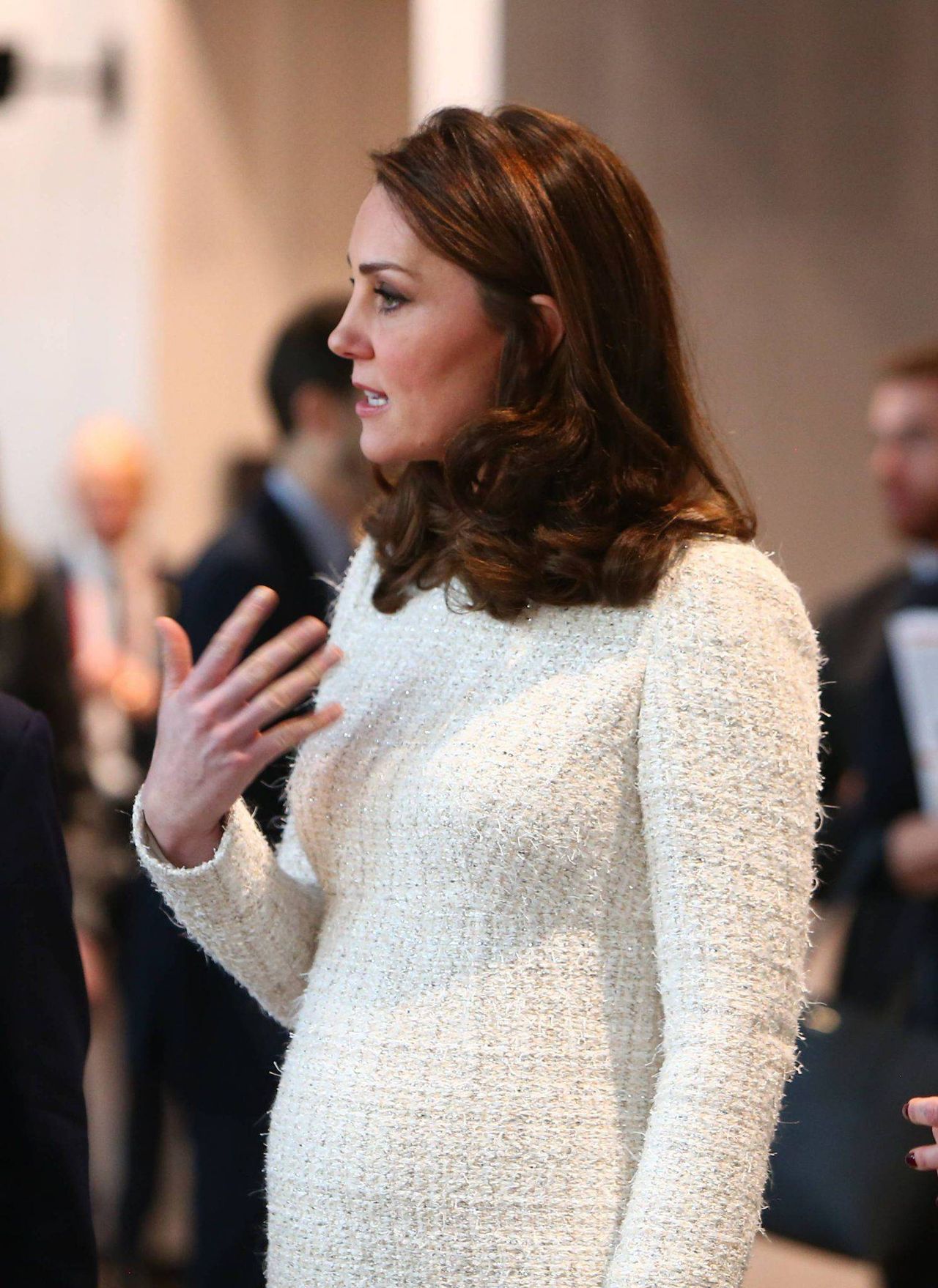 Księżna Kate w Szwecji pokazała ciążowy brzuszek w białej sukience Alexander McQueen