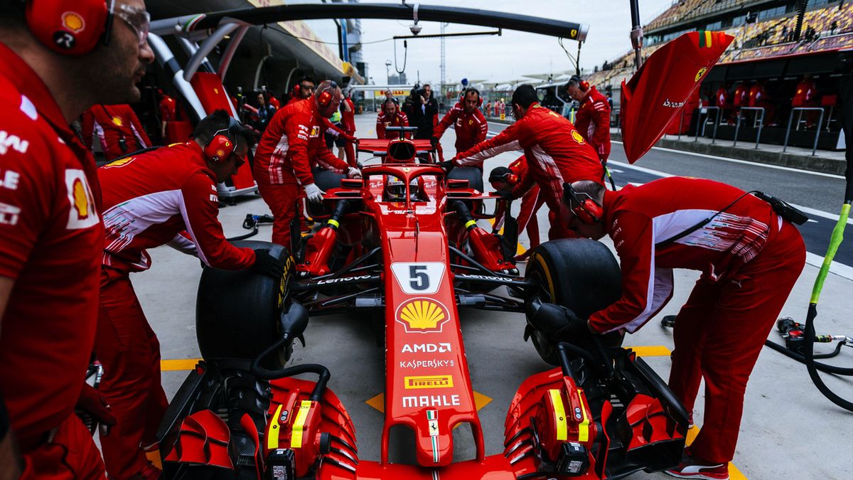 Sebastian Vettel podczas pit-stopu