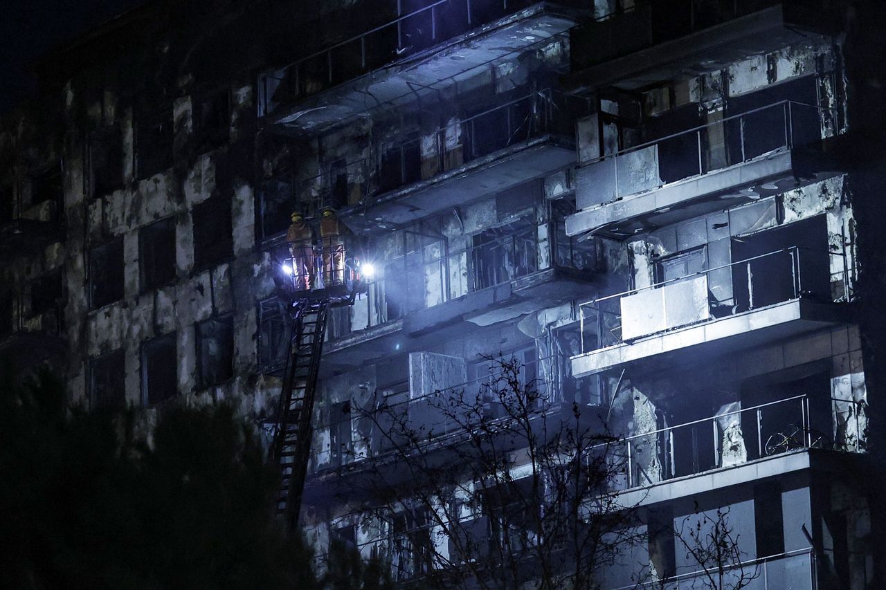 Firefighters check the facade of a building after a fire, in Valencia, Spain, 23 February 2024. A fire broke out in a residential building in Valencia on the afternoon of February 22, and spread to an adjacent condominium, leaving four dead and 19 missing. EPA/MANUEL BRUQUE Dostawca: PAP/EPA.