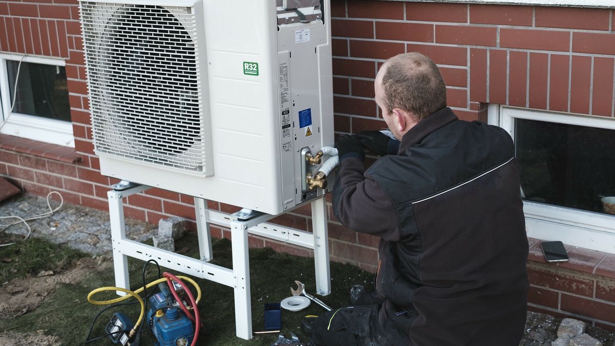 Pompa ciepła podczas instalacji. Program Moje Ciepło to nawet 21 tys. zł dla właścicieli domów