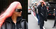 Rihanna spaceruje ulicami Nowego Jorku w nowej odsłonie. Pofarbowała włosy na RÓŻOWO na chwilę przed Met Galą (ZDJĘCIA)