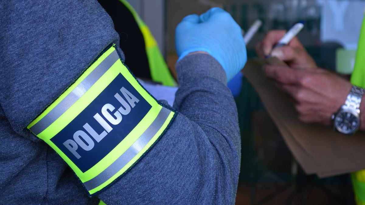 policja, polska, praca, miejsce, zdarzenia, policyjny, samochód, napis, znak, budynek, osiedle, na, dom, zabudowa, miejska, wysoki, miejski, oznaczenia, radiowóz, galeryjka, dach, niebieski, symbol, sygnalizacyjne, niebieskie, alarmowo, alarmowe, sygnalizator, na sygnale, alarm, syrena, bulaj, kolorowe, tapeta, telefon, miasta, noc