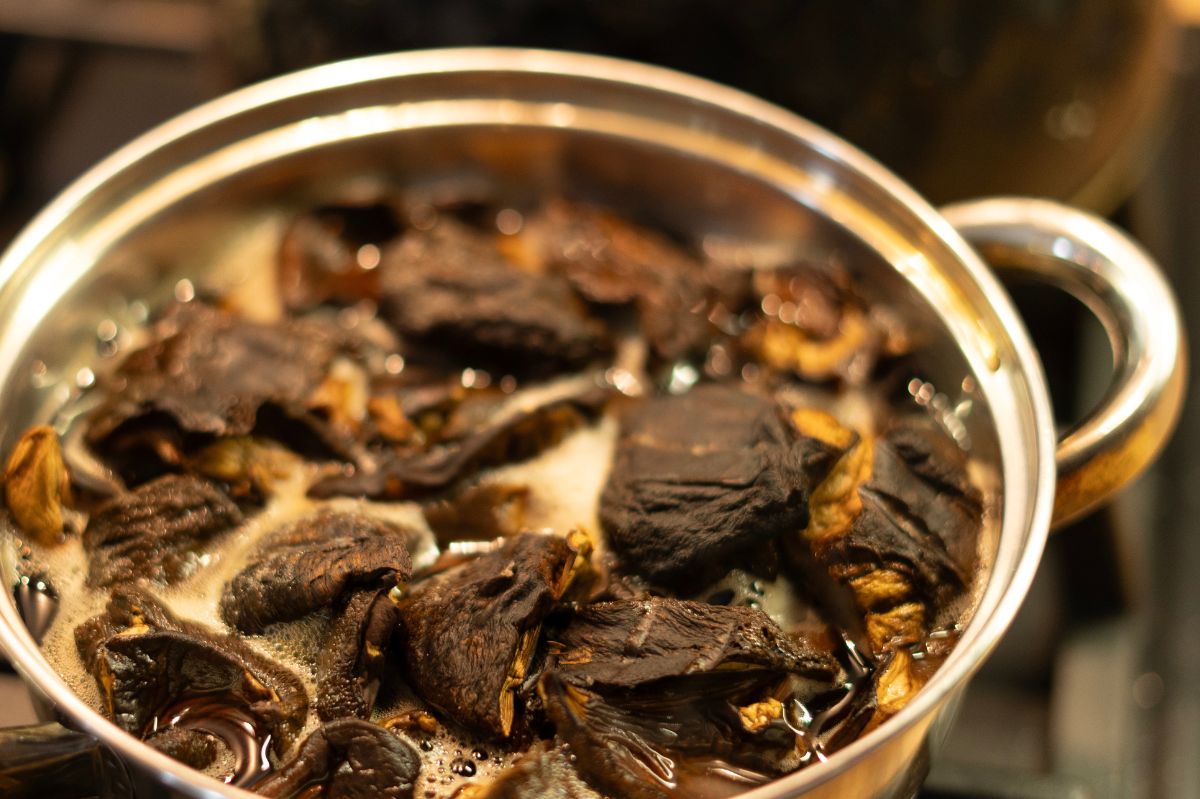 Dodaj do wody do moczenia grzybów. Będą pełne smaku, a cała gorycz zniknie